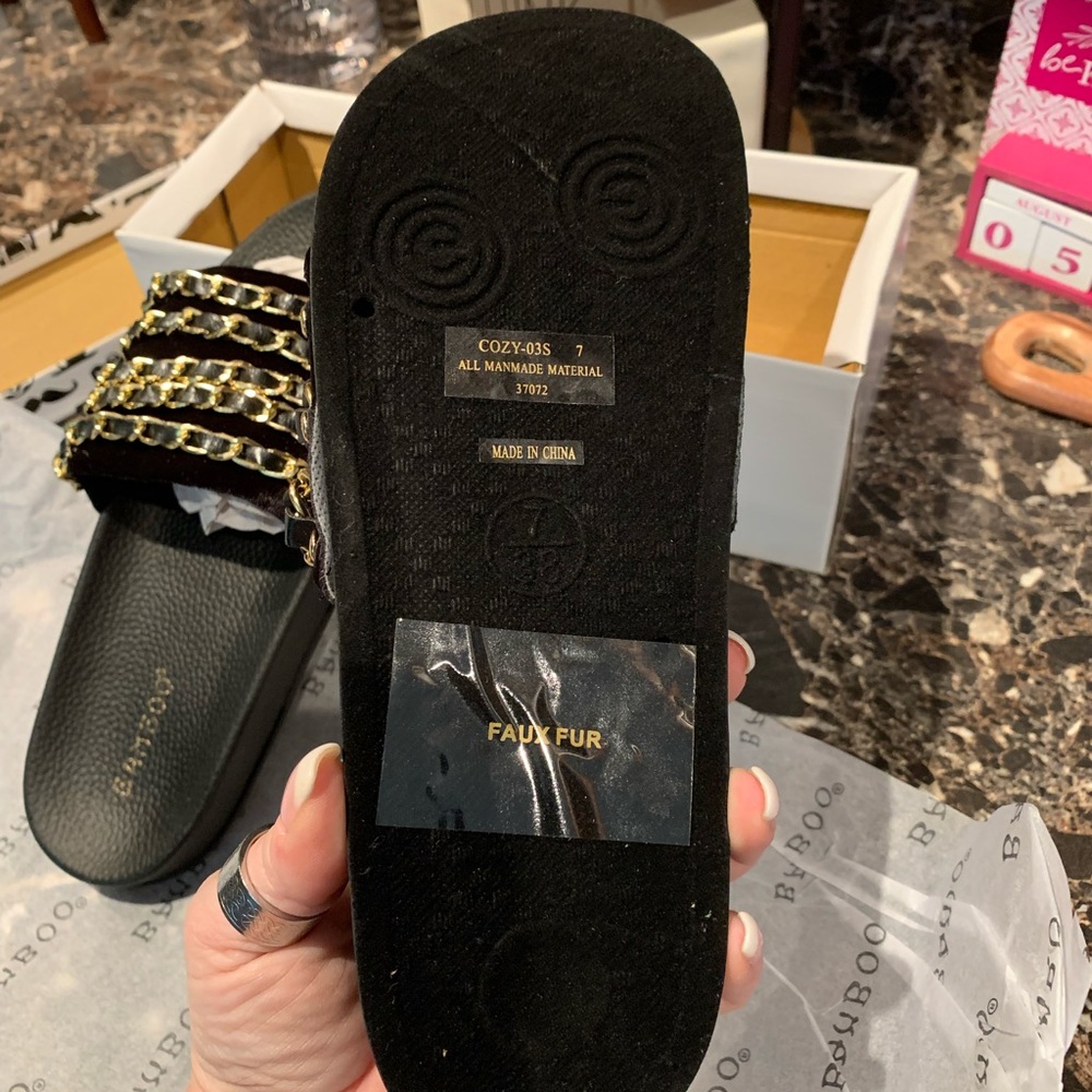 Super cute velvet slides! - Picture 6 of 6